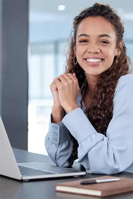 Femme d'affaires souriante